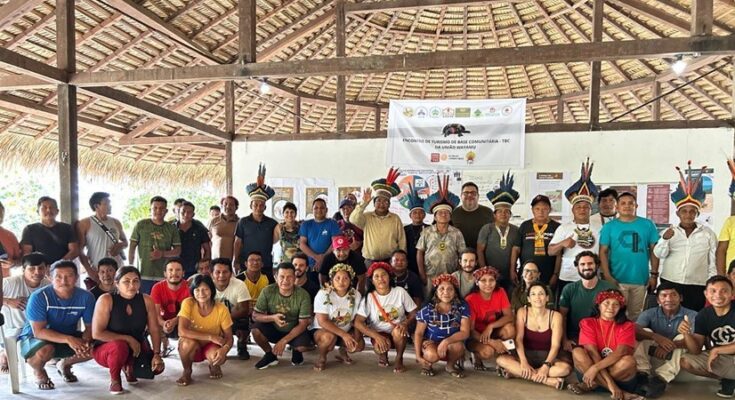 Grupo que participou do encontro sobre Turismo de Base Comunitária organizado pelo Iepé, Funai e Negócios Comunitários. (Foto: Camila Barra/Negócios Comunitários/Iepé
